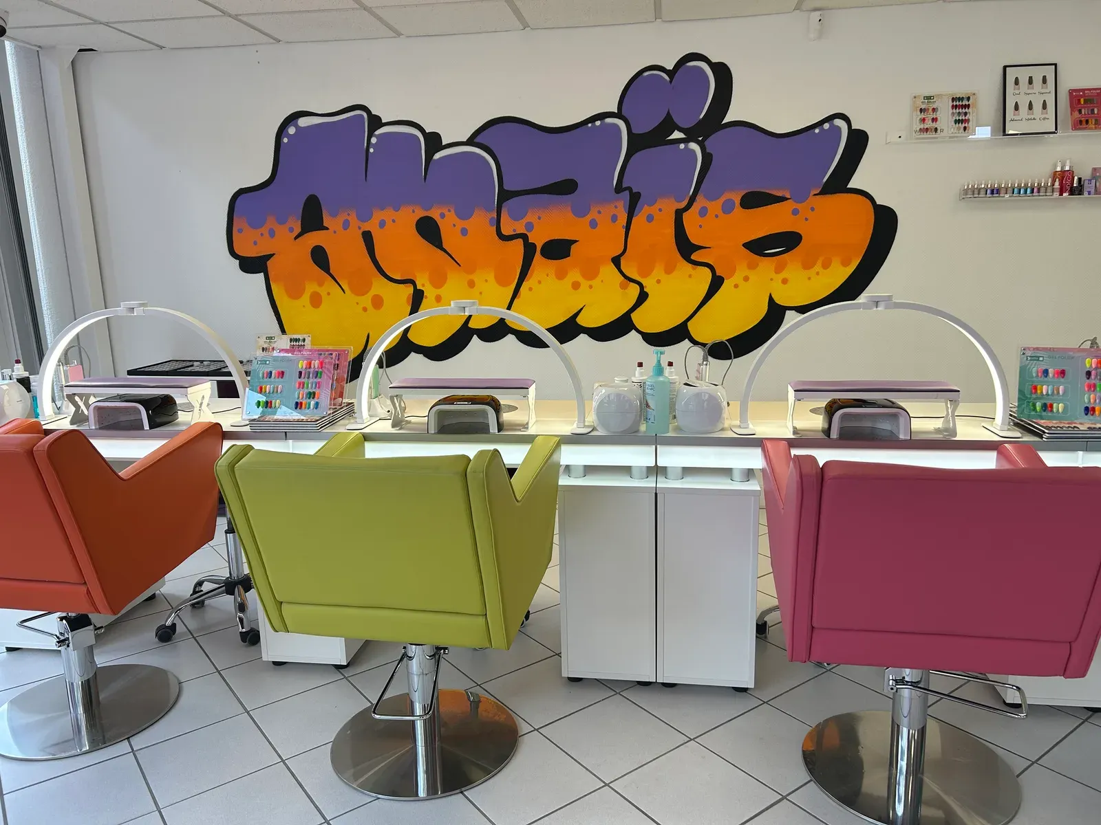 Espace manucure du Loft by Anaïs avec fresque graffiti